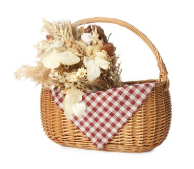 Beyaz üzerine izole edilmiş peçete ve kurutulmuş çiçek demeti ile hasır sepet.