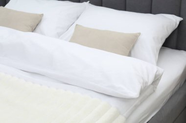 Temiz çarşafları olan rahat bir yatak, yakın çekim.