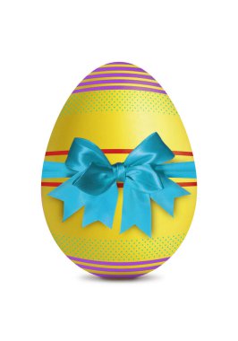 Sarı Paskalya yumurtası, deseni ve yayı beyaza izole edilmiş.