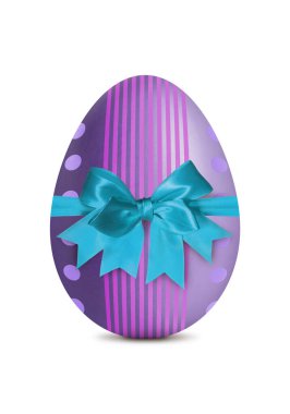 Mor Paskalya yumurtası, deseni ve yayı beyaza izole edilmiş.