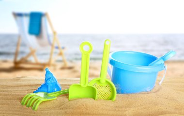 Deniz kenarındaki kumda parlak plastik plaj oyuncakları, pankart tasarımı. Yaz zamanı.