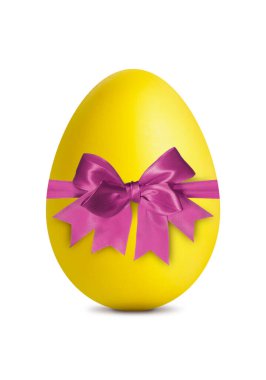 Beyaz yay ile izole edilmiş sarı Paskalya yumurtası