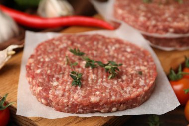 Baharatlı ve domatesli pişmemiş köfte, yakın plan.