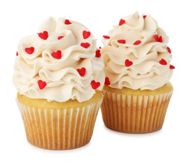 Sevgililer Günün kutlu olsun. Beyaz arka planda kırmızı kalpli lezzetli kekler.