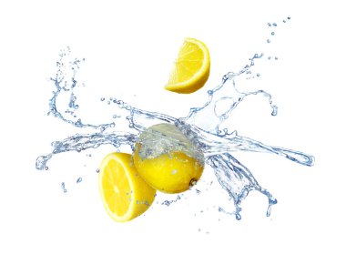 Taze limonlar ve beyaz arka planda su sıçraması.