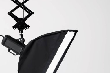 Fotoğraf stüdyosunun tavanından sarkan profesyonel ışıklandırma ekipmanları.