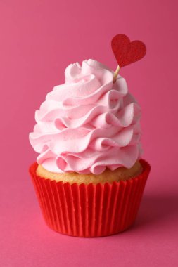 Sevgililer Günün kutlu olsun. Pembe arka planda kırmızı kalpli lezzetli kek, yakın plan.