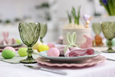 Paskalya kutlaması. Kapalı mekanda boyanmış yumurtalarla şenlik masası, yakın plan.