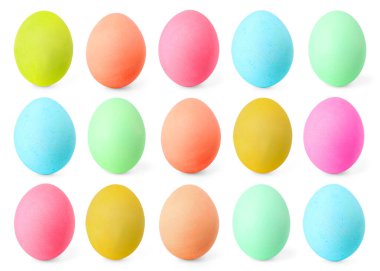 Beyaz arka planda kutlamak için boyanmış Paskalya yumurtaları.