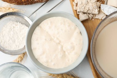 Maya hamuru ve malzemeler beyaz masada, düz yatıyordu.