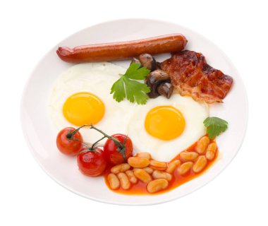 Lezzetli geleneksel İngiliz kahvaltısı beyaz üzerine izole