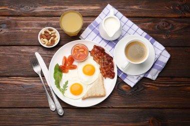 Geleneksel İngiliz kahvaltısı ahşap masada servis edilir.