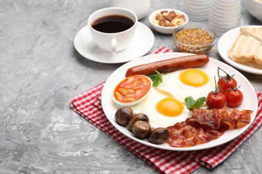 Geleneksel İngiliz kahvaltısı desenli gri masada servis edilir, yakın plan. Metin için boşluk