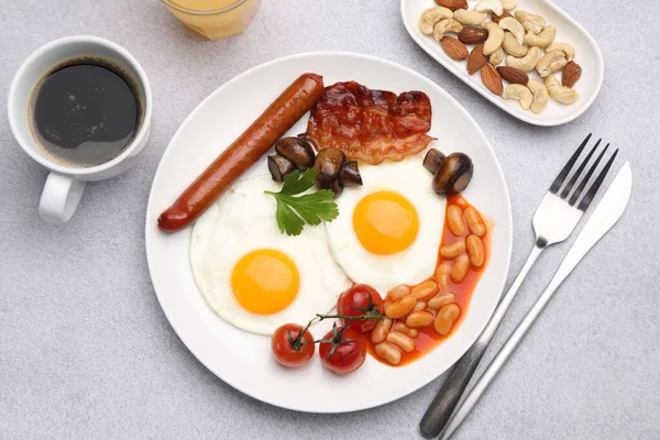 Geleneksel İngiliz kahvaltısı açık gri masada servis edilir.