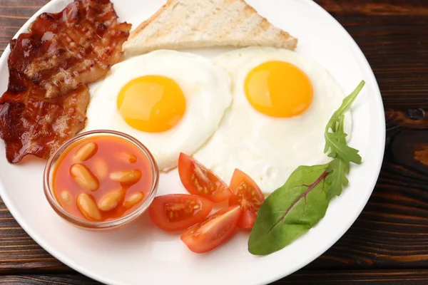Geleneksel İngiliz kahvaltısı ahşap masada, yakın plan.