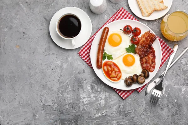 Geleneksel İngiliz kahvaltısı desenli gri masada, düz bir şekilde servis edilir. Metin için boşluk