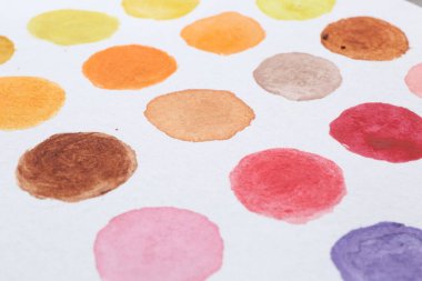 Beyaz kağıda boyanmış suluboya örnekleri, yakın plan.