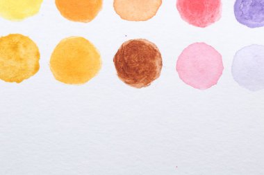 Beyaz kağıda boyanmış suluboya örnekleri, üst görünüm. Metin için boşluk