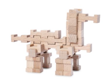 Tahta bloklardan yapılmış hayvan figürü beyaz üzerine izole edilmiş.