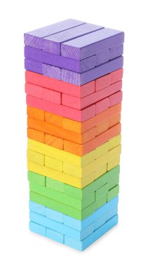 Beyaz üzerine izole edilmiş ahşap bloklardan yapılmış renkli kule