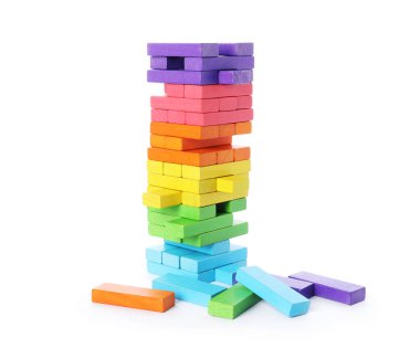 Beyaz üzerine izole edilmiş ahşap bloklardan yapılmış renkli kule