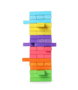 Beyaz üzerine izole edilmiş ahşap bloklardan yapılmış renkli kule