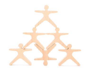 Tahta istiflenmiş akrobatlar beyazda izole edilmiş. Dengeleme oyunu