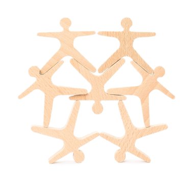 Tahta istiflenmiş akrobatlar beyazda izole edilmiş. Dengeleme oyunu