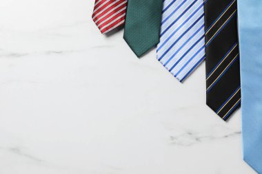 Beyaz mermer masada şık kravatlar, düz yatış. Metin için boşluk
