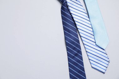 Beyaz arka planda farklı stil kravatlar, düz yatış. Metin için boşluk