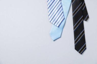 Beyaz arka planda farklı stil kravatlar, düz yatış. Metin için boşluk