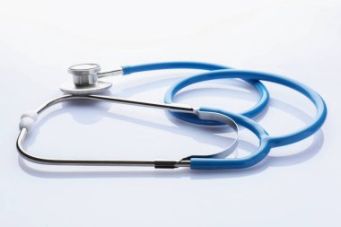 Beyaz arka planda bir steteskop, yakın plan. Tıbbi araç