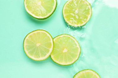 Turkuaz arka planda limon dilimleri, düz bir zemin