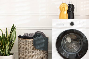 Çamaşır sepetinin yanında kirli çamaşırlar, evde çamaşır makinesi, yakın çekim.
