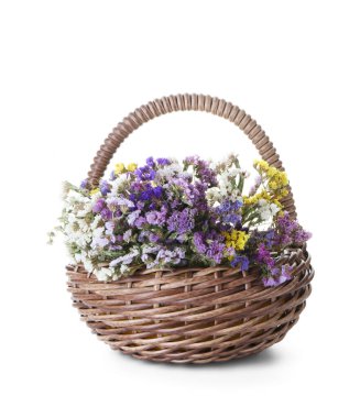 Beyaz tenli güzel çiçeklerle dolu bir sepet.