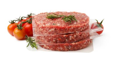 Biberiyeli pişirilmemiş köfteler ve beyaz domatesler.