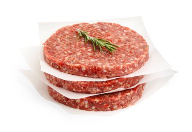 Beyaza izole edilmiş biberiyeli pişmemiş et köfteleri.