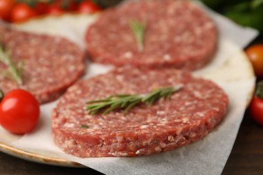 Biberiye ve domatesli pişmemiş köfte, yakın plan.