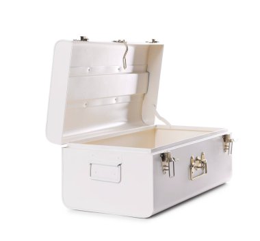 Boş bir bavul beyaza izole edilmiş.