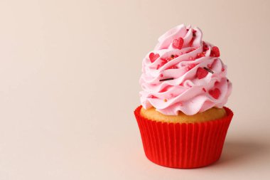 Sevgililer Günün kutlu olsun. Açık gri arka planda serpiştirilmiş lezzetli kek, yakın plan. Metin için boşluk