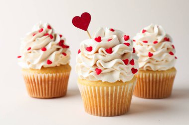 Sevgililer Günün kutlu olsun. Hafif arka planda kalp şeklinde serpiştirilmiş lezzetli kekler, yakın plan.