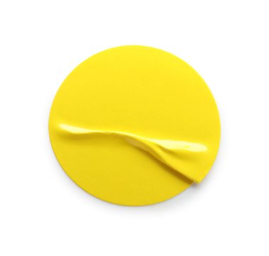 Buruşuk sarı etiket beyaz, üst görünümde izole.