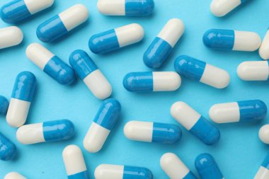 Açık mavi arka planda haplar, düz uzanma