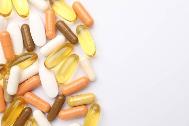 Beyaz arka planda bir sürü hap var. Metin için boşluk