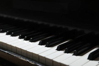 Piyano tuşlarının yakın görüntüsü. Müzik aleti
