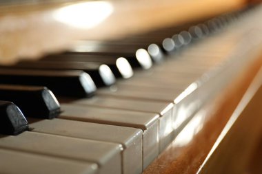 Piyano tuşlarının yakın görüntüsü. Müzik aleti