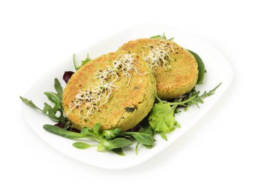 Lezzetli vejetaryen köfteler, mikro yeşiller ve beyaz salata.