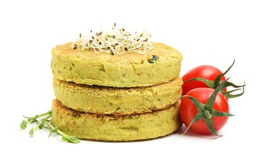 Lezzetli vejetaryen köfteler, mikroyeşiller ve beyaz domatesler.