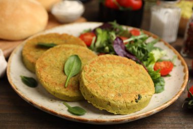 Tahta masada servis edilen salatalı lezzetli vejetaryen köfteleri, yakın plan.