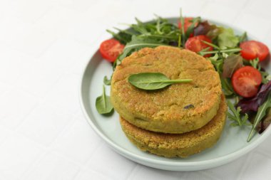 Beyaz fayanslı salatalı lezzetli vegan köfteler, yakın plan.